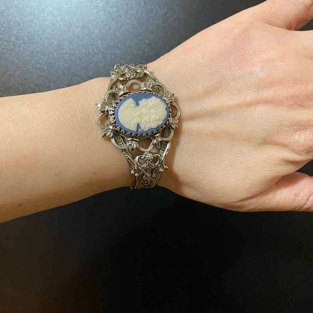 Whiting and Davis Co Vintage “Victorian Revival” Silver and Blue Cameo Bracelet - Picture 4 of 5
